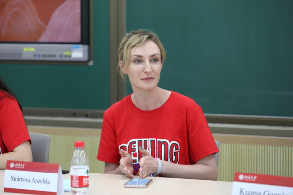 同学们在座谈会上发言